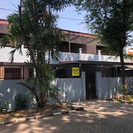 Oyo 90482 Rumah Oma Syariah Kupang  Eksteriør billede
